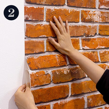 壁紙シールの貼り方2 壁に空気を抜きながら貼る